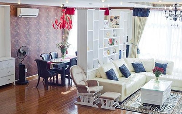 Bên trong ngôi nhà là những không gian chức năng được tách biệt bởi màu sắc nhưng vẫn đảm bảo được phong cách đương đại xuyên suốt.