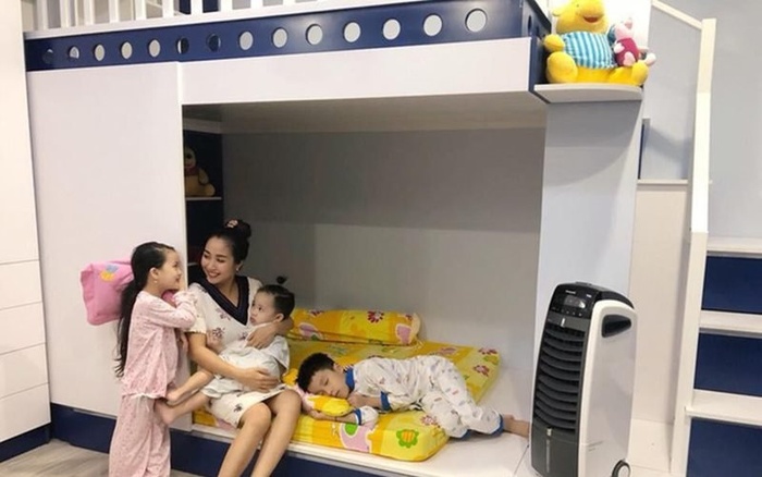 Ở phòng dành cho các con, màu sắc hồng, xanh tươi tắn được Ốc Thanh Vân thiết kế theo sở thích và giới tính của bé.