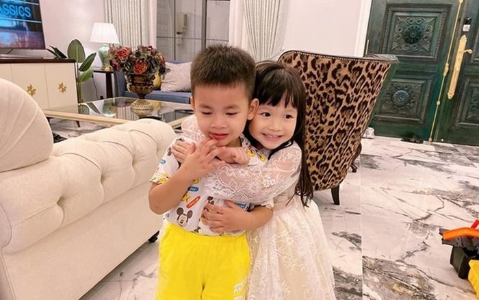 Nội thất trong nhà không quá cầu kì nhưng vẫn tạo nên cảm giác xa hoa. Màu sơn chủ đạo là tông trắng, sang trọng sáng sủa, theo phong cách vừa cổ điển vừa hiện đại.