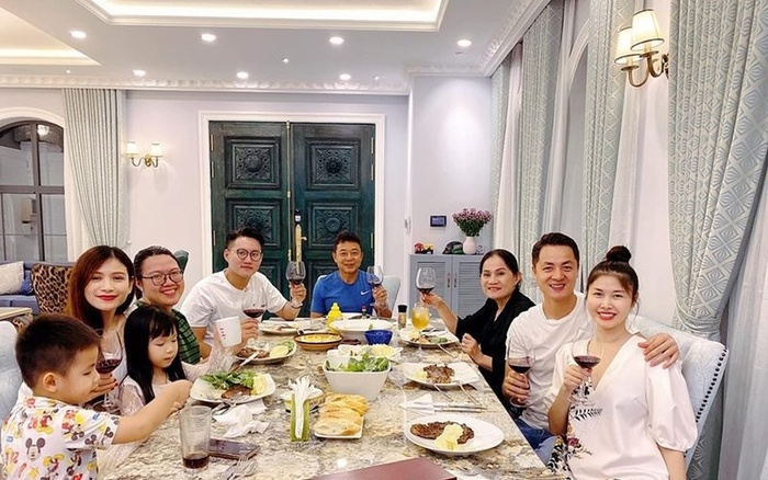 Biệt thự có diện tích khá lớn, với 4 tầng lầu, rất nhiều ban công, cửa sổ, và 2 cổng lớn đi vào.