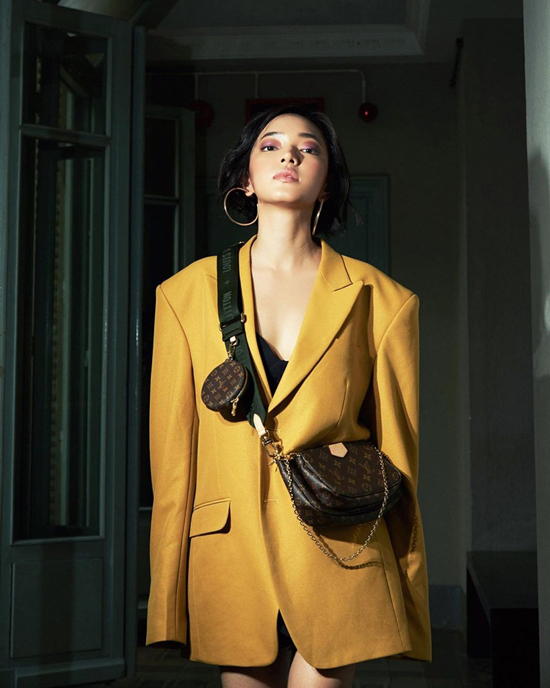 Kiểu túi Multi Pochette kiểu dáng độc đáo, dễ phối đồ street style nên được Châu Bùi và các fashionista Việt yêu thích ngày khi mới 'ra lò'.