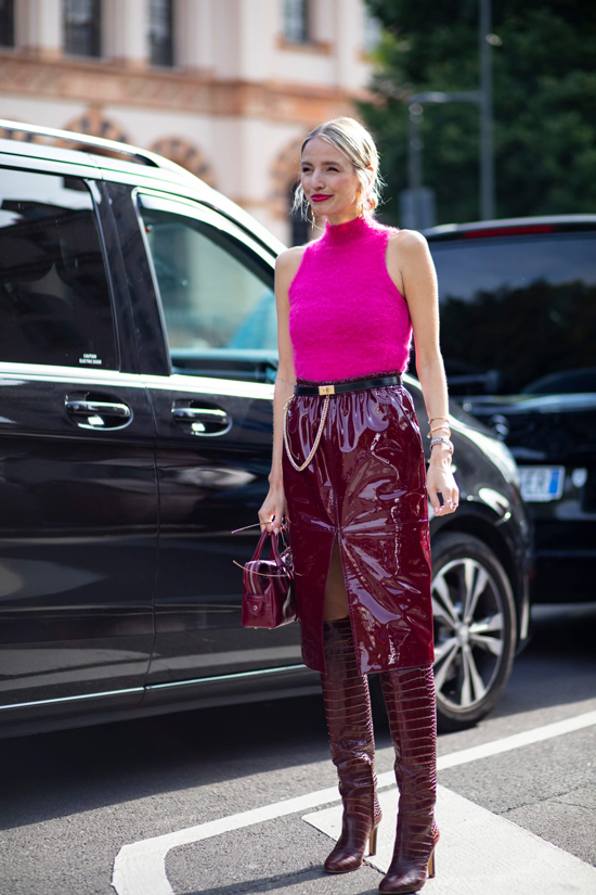  Chân váy da được các fashionista mix-match một cách ấn tượng khi xuống phố. Đây là xu hướng hot nhất tại tuần lễ thời trang Milan vừa được tổ chức tại Italy.