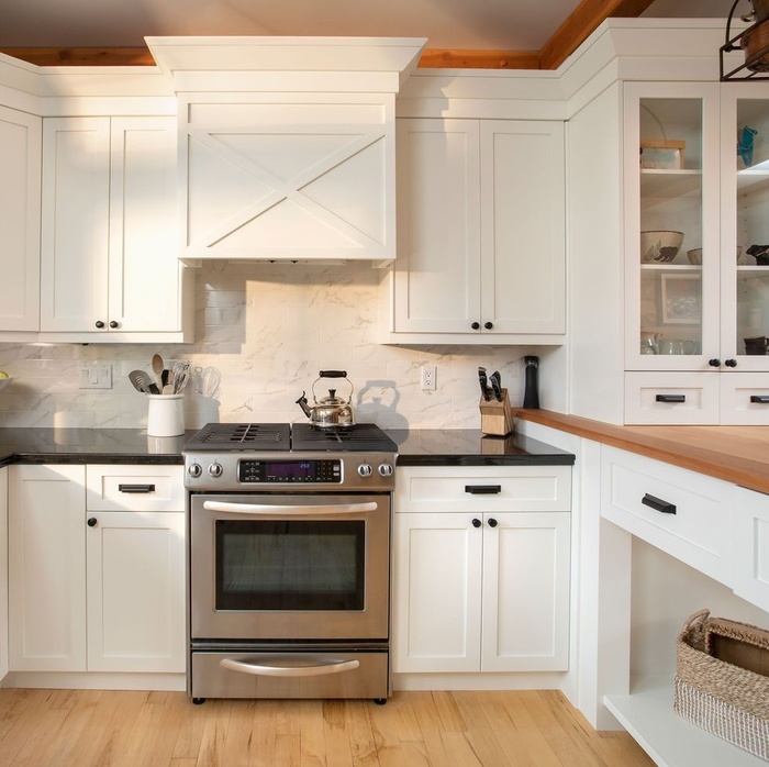  Mia Hannom - nhà thiết kế nội thất và thành viên Hiệp hội Nhà bếp, Nhà tắm Quốc gia cho biết: “Tủ là thứ bạn cần chú ý đầu tiên nếu muốn phòng bếp rộng rãi”. Bạn hãy sơn tủ bếp màu tối hoặc màu trắng để làm cho toàn bộ phòng bếp bếp sáng lên và cảm thấy rộng rãi hơn.