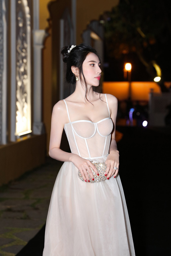  Trang phục kết hợp chất liệu tơ lụa của nhà thiết kế Trần Hùng giúp Thủy Tiên vừa sexy vừa có được nét bay bổng, nhẹ nhàng khi đi tiệc.