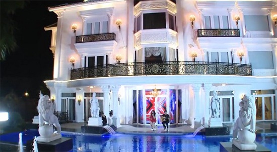  Bên cạnh đó, căn biệt thự từng được Đàm Vĩnh Hưng chọn làm địa điểm tập luyện cho các thí sinh X-Factor 2014 (Nhân tố bí ẩn).