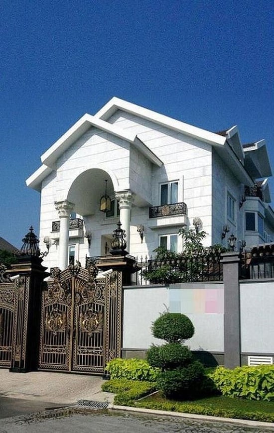  Siêu biệt thư từng được Đài truyền hình KBS (Hàn Quốc) làm phóng sự. Hình ảnh về căn biệt thự dát vàng của gia đình nhà chồng Hà Tăng được quay toàn cảnh và cận cảnh từng chi tiết.