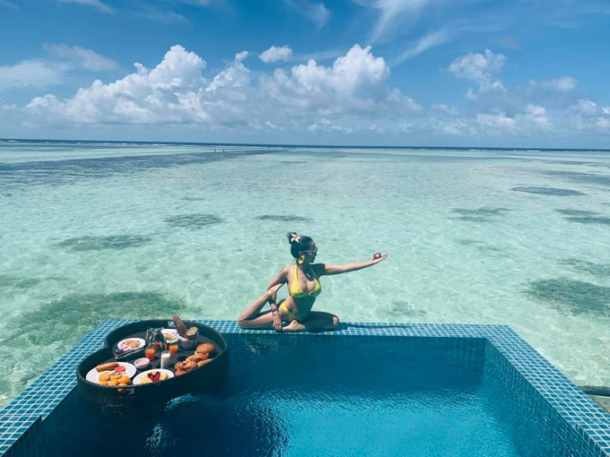  Nữ MC tập yoga bên bể bơi trong chuyến du lịch Maldives hồi tháng 6.
