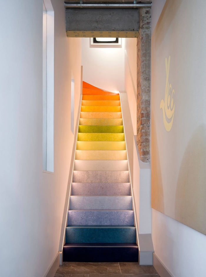  Đổi mới không gian với mẫu cầu thang nhiều màu sắc ấn tượng.
