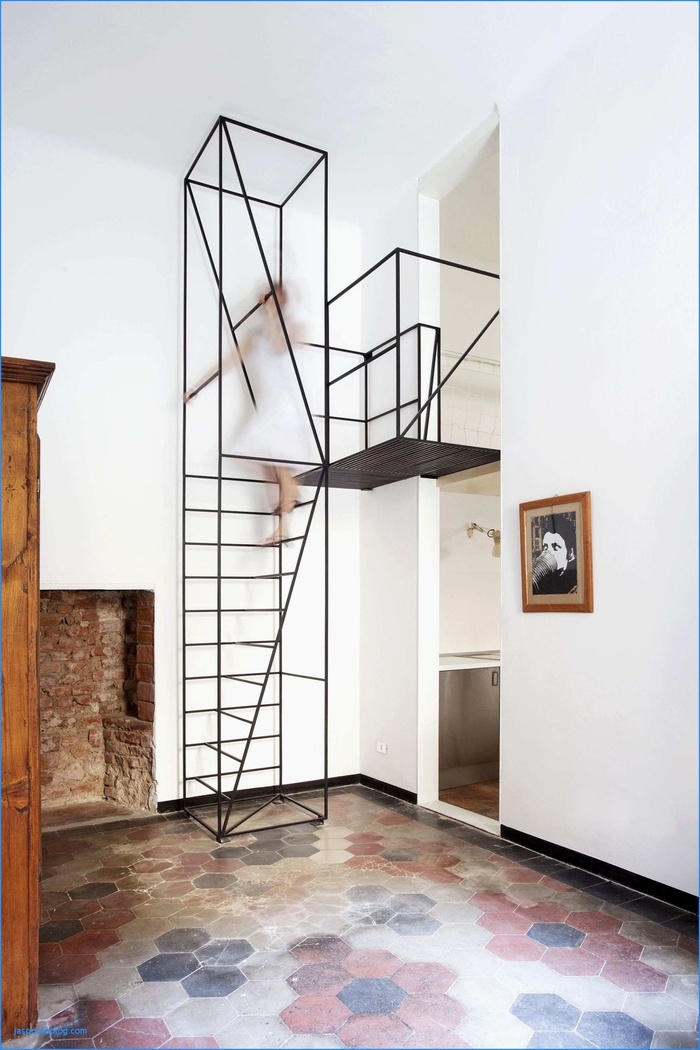  Mẫu cầu thang bằng kim loại khá chắc chắn này là một trong những mẫu cầu thang tuyệt vời nhất giúp tiết kiệm diện tích cho ngôi nhà bạn.