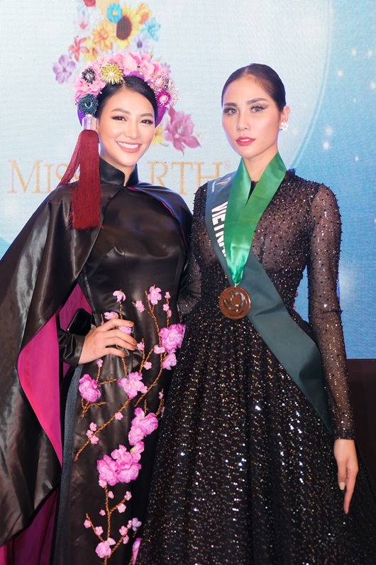  Phương Khánh trao huy chương cho đại diện Việt Nam tại Miss Earth 2019.