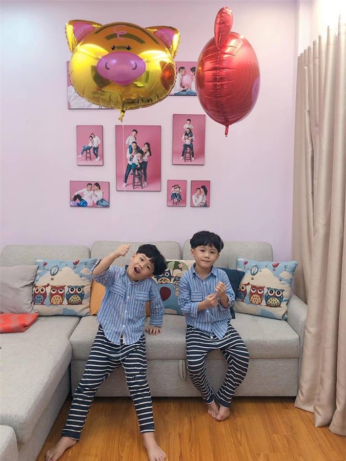  Những tấm ảnh ghi lại khoảnh khắc hạnh phúc của gia đình MC Nguyễn Hoàng Linh được treo trên tường phòng khách.
