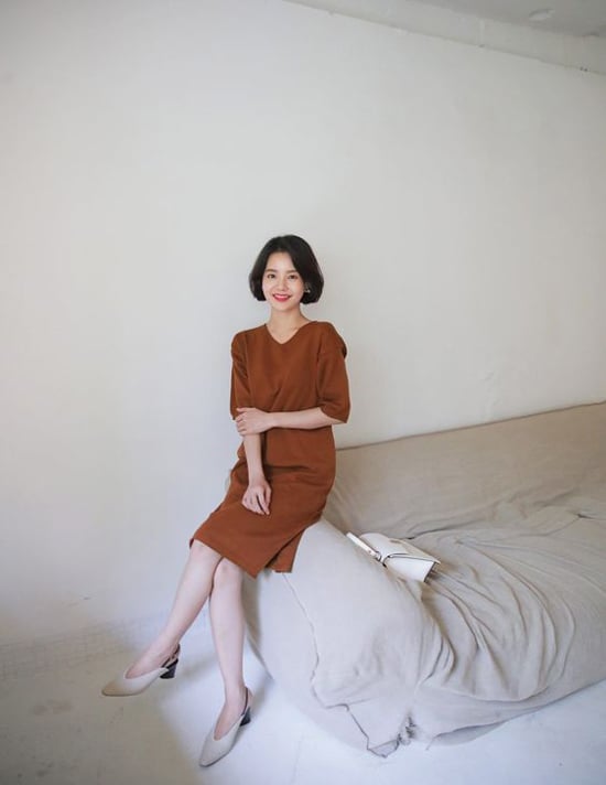  Tông nâu được nhiều nhà mốt đưa vào các bộ cánh ứng dụng. Những đường cắt hiện đại giúp trang phục vẫn có được sự trẻ trung, vì gam nâu thường dễ khiến người mặc 'già trước tuổi'.