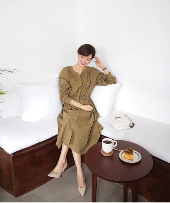  Ngoài sắc nâu, cafe sữa, trang phục đơn sắc và màu trung tính cũng là lựa chọn phù hợp để diện đến văn phòng vào những ngày đầu thu.
