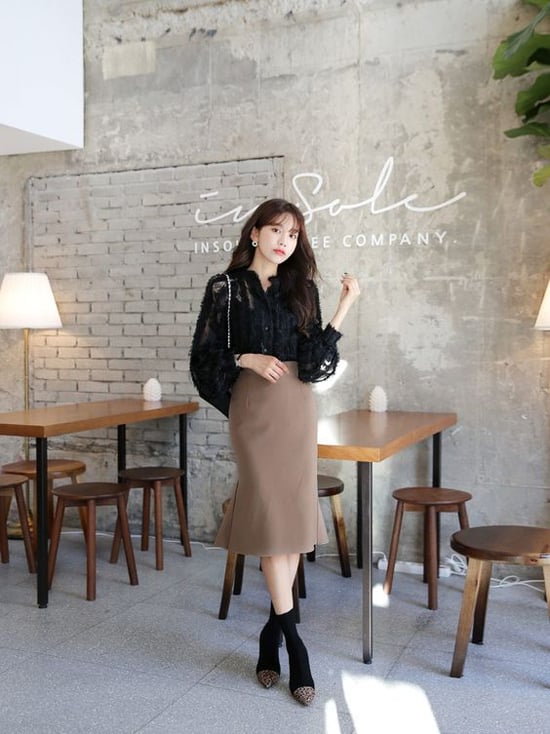  Các kiểu chân váy bút chì, chân váy loa kèn sẽ không còn quá cứng nhắc khi được phối cùng áo blouse hay các mẫu sơ mi cách điệu.