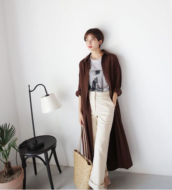  Một chút cá tính với cách sử dụng áo sơ mi dáng dài đi cùng áo thun in hoạt tiết và quần kaki ống suông. Set đồ phù hợp với những cô nàng có chiều cao lý tưởng. 