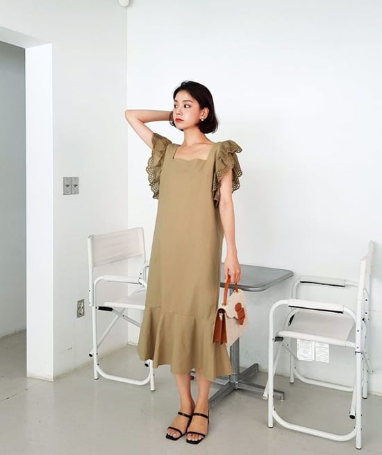  Đầm không kén dáng được trang trí thêm phần cầu vai xếp layer để tăng sự điệu đà cho người mặc.