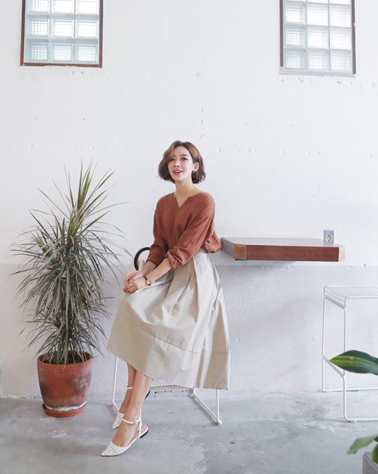  Sơ mi cổ trụ, chân váy midi dáng xòe dành cho các nàng yêu phong cách cổ điển. Phụ kiện đi kèm có thể là giày cao gót, sandal mũi nhọn, giày đế bệt tông nude, trắng, đen, nâu.