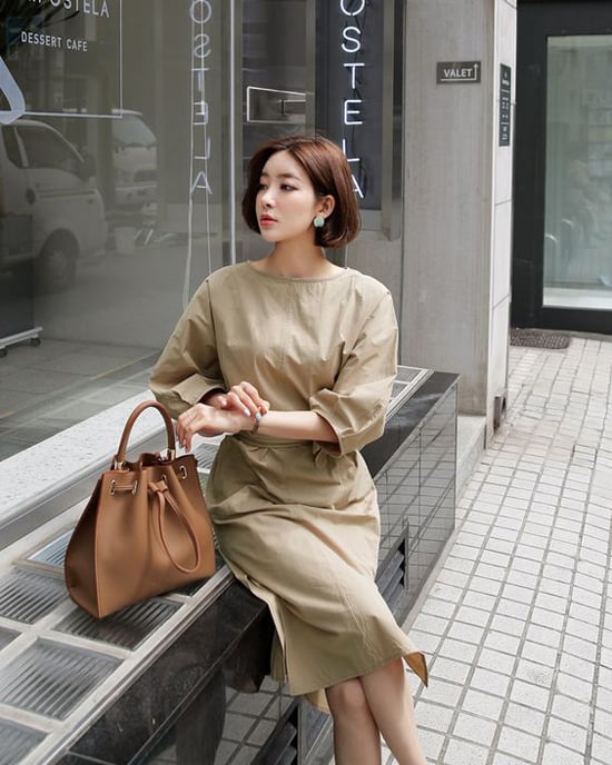  Thay vì sử dụng tông trắng thanh nhã cho mùa hè, các kiểu đầm thắt eo được làm mới bằng tông màu hợp xu hướng thu đông.