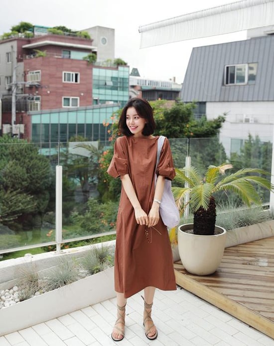  Bước sang mùa thu, những xu hướng tông màu rực rỡ như vàng, neon, hồng sen bắt đầu tạm lắng. Thay vào đó là sự lên ngôi của trang phục gam trầm ấm áp.