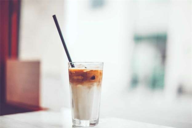  Sử dụng ống hút sẽ khiến răng của bạn ít phải tiếp xúc với cafe hơn so với uống trực tiếp.