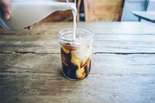  Thêm sữa vào cafe - Có sự khác biệt đáng kể khi bạn uống cafe đen với cafe sữa. Theo một nghiên cứu đăng trên tạp chí nha khoa, casein và protein trong sữa có thể ngăn ngừa các vết ố răng. Để có kết quả tốt nhất, hãy sử dụng sữa động vật.