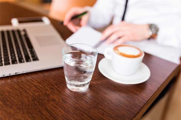  Uống nước xen kẽ trong lúc uống cafe, bởi mỗi ngụm nước có thể cuốn trôi vết ố nhanh chóng trước khi chúng bám vào răng của bạn.