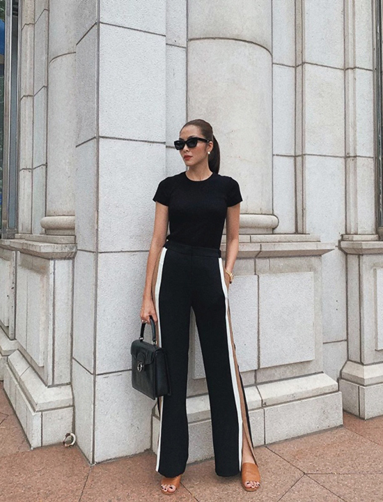  Cách mix đồ của Tăng Thanh Hà với áo thun dáng ôm, quần xẻ tà, túi xách tay đen là gợi ý hợp lý cho các bạn gái công sở yêu phong cách hiện đại, thanh lịch khi đi làm.
