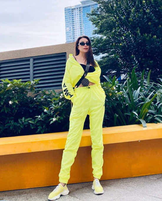 Bên cạnh đồ jeans, suit, cách mix đồ 'tông xuyệt tông' còn được thể hiện cuốn hút ở phong cách thể thao. Trà Ngọc Hằng nổi bật với trang phục xanh neon.