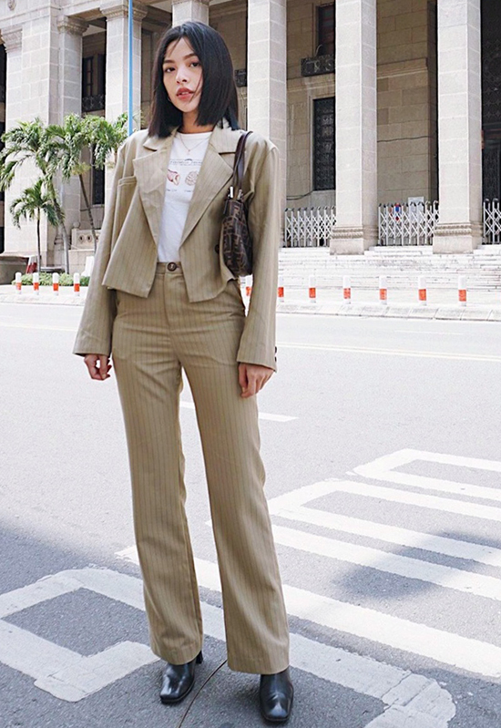 Nếu yêu phong cách vintage thì các nàng có thể mix-match trang phục cùng phụ kiện như Tú Hảo.