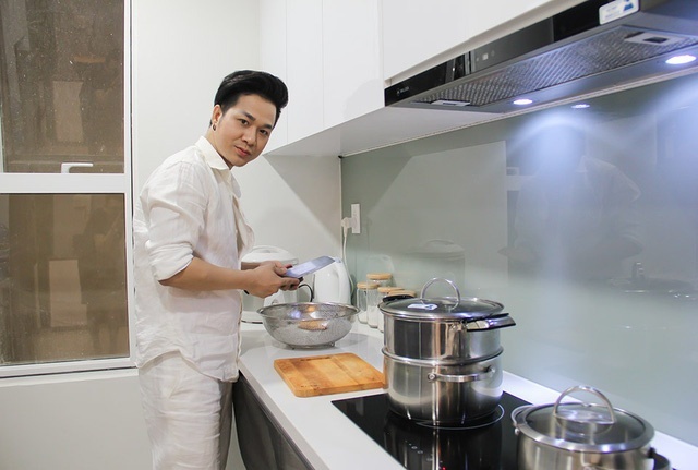  Quách Tuấn Du từng có thời gian làm phục vụ nhà hàng, trước khi theo nghiệp ca hát thế nên anh rất thích nấu nướng. 
