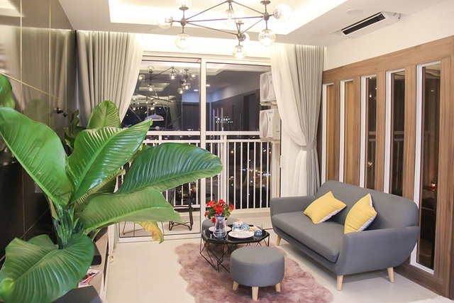 Căn hộ được thiết kế theo phong cách hiện đại, tông màu chủ đạo là kem và màu trầm của gỗ. Quách Tuấn Du cho biết mọi vật dụng nội thất trong nhà đều do anh lên ý tưởng trang trí, một số món anh mua từ nước ngoài. Đặc biệt, ở phòng khách anh trồng một cây chuối cảnh tô tạo điểm nhấn xanh mát cho căn phòng.