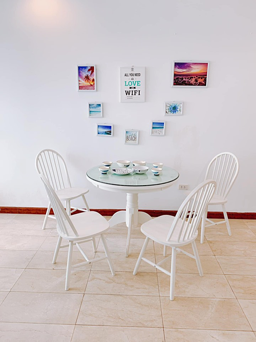  Những bức tranh được sử dụng ở phòng ăn giúp bức tường bớt trống trải.