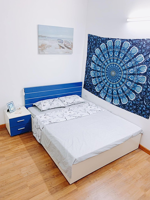  Một phòng ngủ khác được sử dụng tông xanh - trắng tạo cảm giác như đang nằm trên bãi cát trắng ngắm biển xanh.