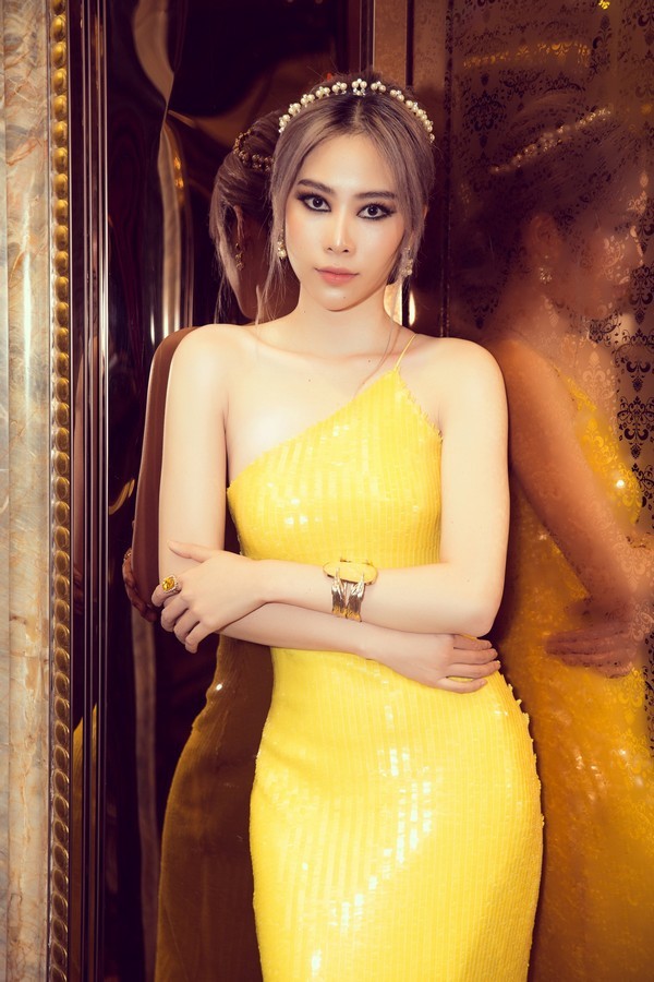 Mẫu váy dây ôm sát cũng có phần gợi cảm và hiện đại quá đà, không thực sự phù hợp với concept mà sự kiện này hướng đến. Ngoài ra, mái tóc buông lơi búi thấp cùng với phụ kiện như bờm tóc hay vòng tay, nhẫn cũng đều mang nét cứng cáp, hiện đại khiến cô trông khá rối mắt.