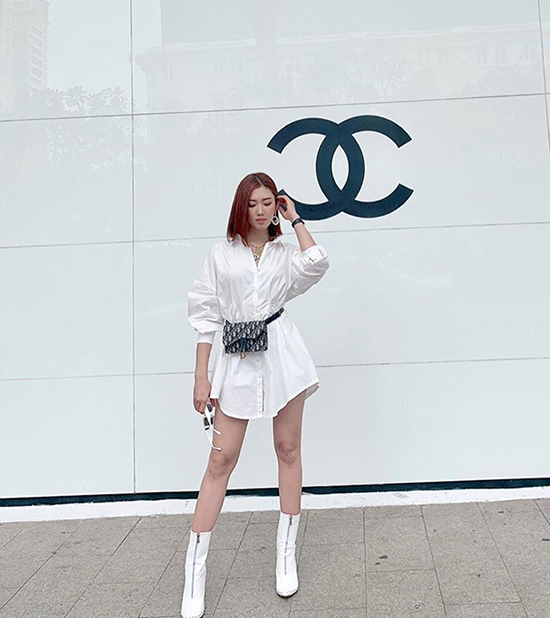 Thuý Vân cá tính xuống phố với cách mix túi đeo hông Dior, bốt cao cổ cùng kiểu váy sơ mi trẻ trung.