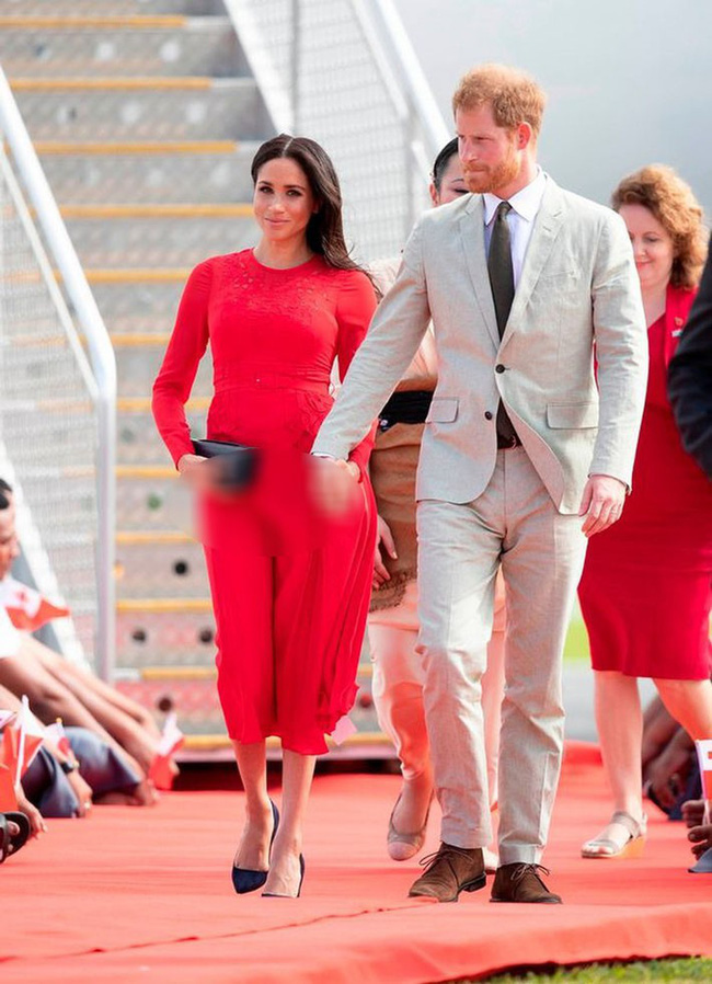 Ngay đến Megan Markle cũng có lần gặp phải tình huống trớ trêu này dù không diện váy lụa mỏng. Đang sánh bước bên chồng thì bỗng đâu một cơn gió
