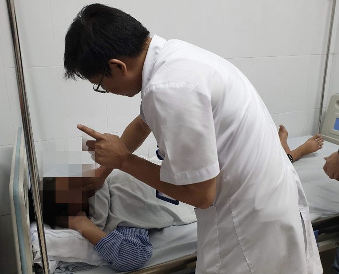  Nữ bệnh nhân 13 tuổi bị mù mắt sau tiêm filler nâng mũi