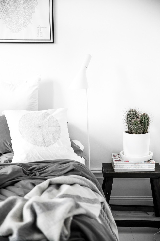  Một chậu cây xương rồng xếp ngay đầu giường tạo thêm không khí trong lành cho không gian phòng ngủ.