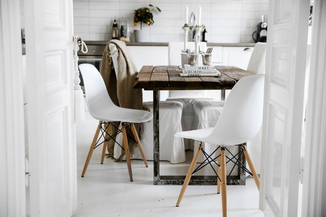  Ở khu vực ăn uống, chủ nhà vẫn tận dụng những chiếc ghế màu trắng - một sự trung thành trong màu sắc mang phong cách Scandinavia.