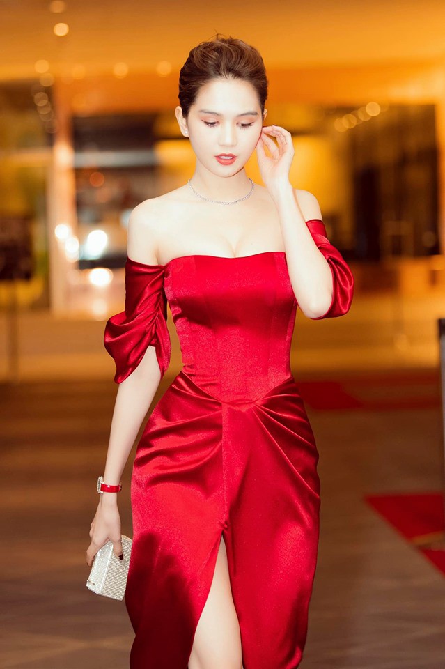 Ngọc Trinh cũng là một trong những người đẹp chuyên mặc đầm lụa để khoe dáng ngọc, và những thiết kế có đường ly hay thêm chi tiết cho phần hông sẽ giúp cô tránh được các tình huống khó xử có thể phát sinh.