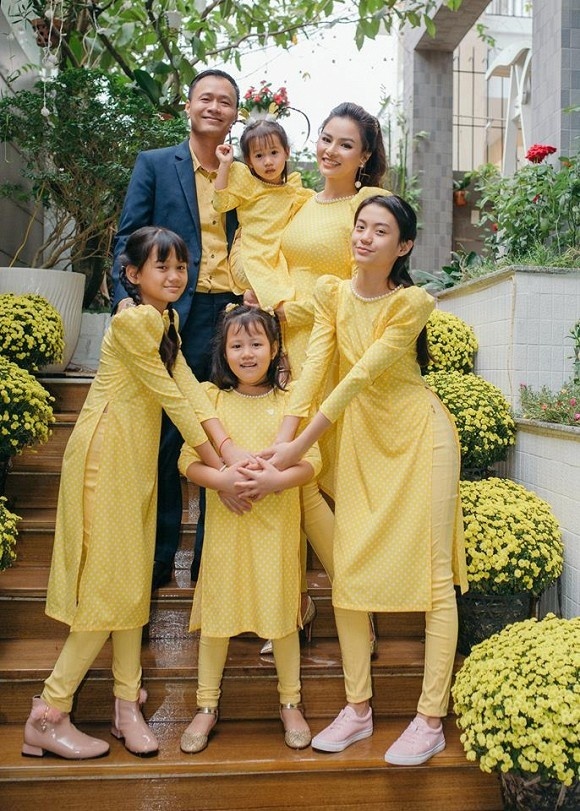  Vũ Thu Phương hiện có cuộc sống hạnh phúc bên chồng doanh nhân và bốn con, trong đó có hai con riêng của chồng tại một căn biệt thự sang tọng tại quận 2. 