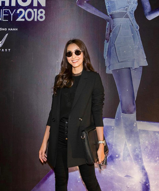 Tình yêu dành cho gam đen của Tăng Thanh Hà không chỉ gói gọn trong dòng thời trang street style, ở nhiều sự kiện cô cũng ưu ái gam màu này với các kiểu đầm dạ tiệc sang trọng, blazer thanh lịch.