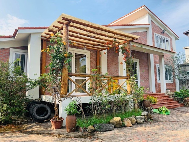  Theo đó, căn nhà của vợ chồng Hồng Đăng cách trung tâm TP Hà Nội 35 phút đi ôtô, rộng tới 1.300 m2. Nhà mới của nam diễn viên 8x được thiết kế theo lối nhà cổ, với khoảng sân vườn khá rộng để các bé thoải mái vui chơi.