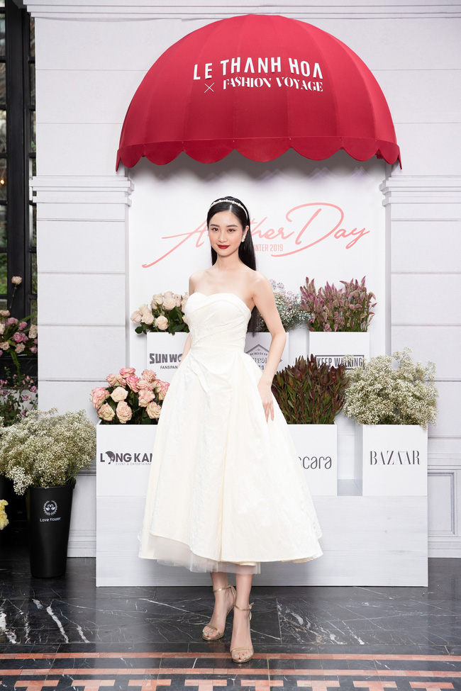  Jun Vũ hóa công chúa nhờ váy xòe cúp ngực màu trắng kết hợp phụ kiện cài tóc cùng tông.