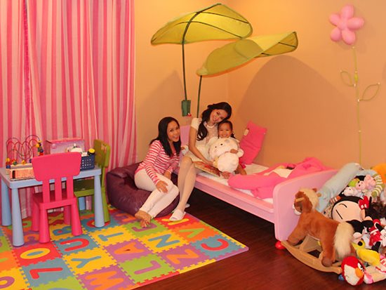  Hầu hết các phòng được sơn màu trắng tạo cảm giác sang trọng nhưng ấm cúng. Riêng phòng cho cô con gái Elyza Phương Vy được trang trí màu sắc rực rỡ vui nhộn.