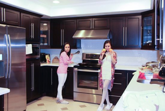  Căn bếp hiện đại nơi Việt Hương tâm sự chị thường thích nấu các món ăn cho gia đình.