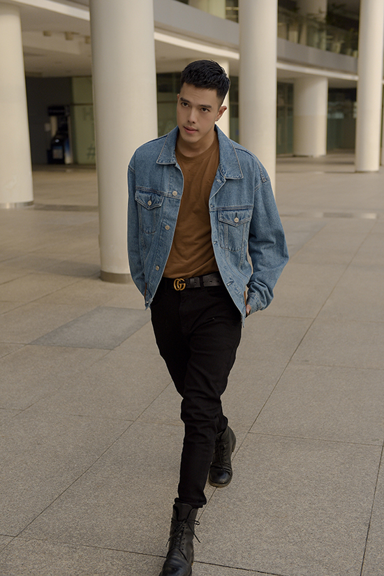  Theo Minh Châu, các mẫu áo khoác jeans kiểu basic sẽ giúp các chàng tôn nét cá tính, phủi bụi và không quá khó mix đồ.