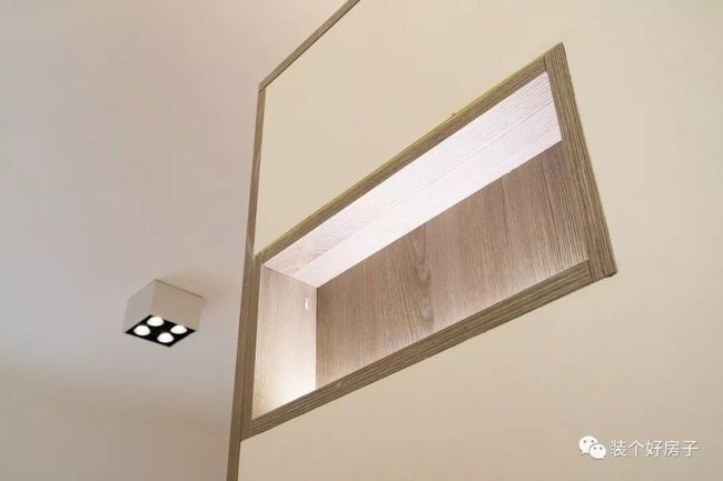  Việc sử dụng một phần tương đối không quan trọng của tủ quần áo để lõm vào hốc bên hành lang giúp tối ưu không gian. Tủ cũng được trang bị một dải ánh sáng, rất tốt cho không khí gia đình.