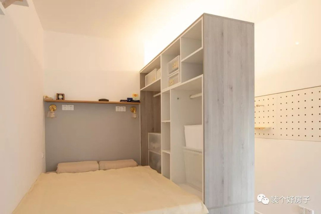  Phòng ngủ được đặt ở giữa giường tầng với chức năng lưu trữ, và tủ quần áo bên được sử dụng làm khu vực không gian. Sự riêng tư của phòng ngủ được đảm bảo, trong khi cấu trúc tủ quần áo được làm thành một kho lưu trữ mở.