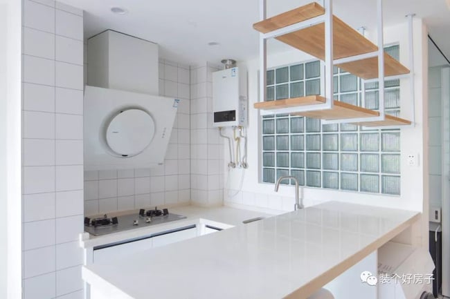 Bếp mở có thể đáp ứng nhu cầu của những chủ nhà thỉnh thoảng mới nấu ăn tại nhà. Việc sử dụng bếp điện màu trắng làm cho không gian tổng thể trông hài hòa và rộng rãi.